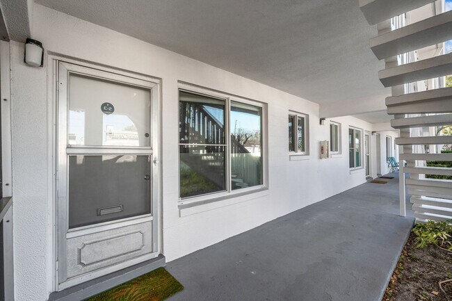 Building Photo - Lake Maitland Living | Mid-Century Charm