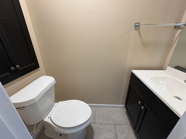 Building Photo - 2 Bedroom, 1.5 Bathroom Condo in Winston-S...