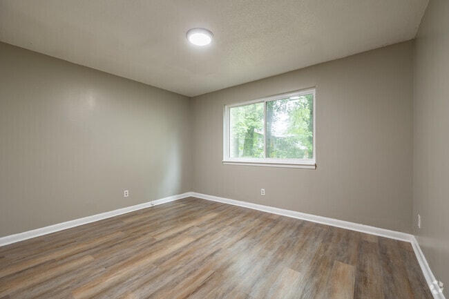 2BR, 1BA - 896SF - Midwood Glen