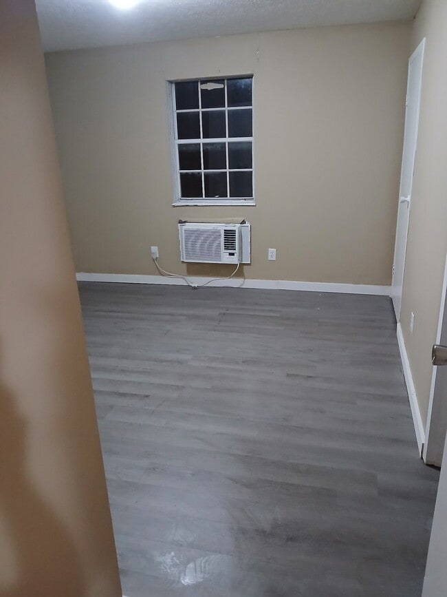 Building Photo - 204 N Warren St