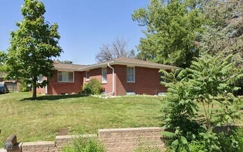 Building Photo - Alles Acres 5 Bedroom Beauty