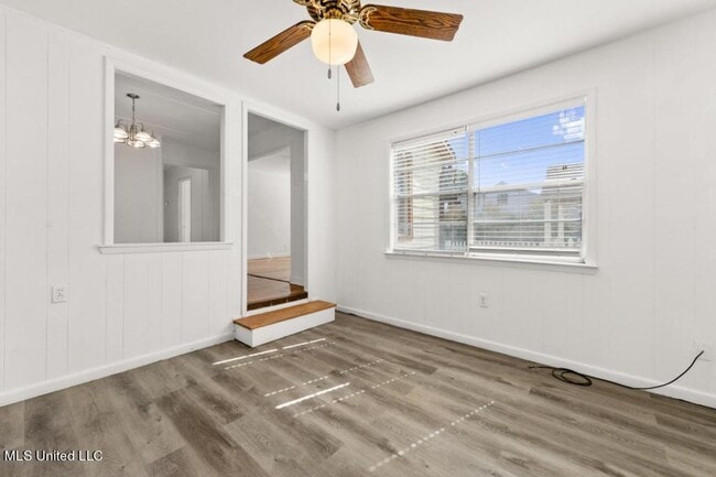 Building Photo - Charming Updated Cottage in Old Biloxi!