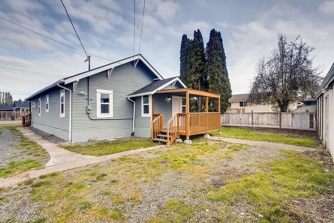 Building Photo - Updated 2BR Home in Marysville – Spacious Garage, Decks & RV Parking!