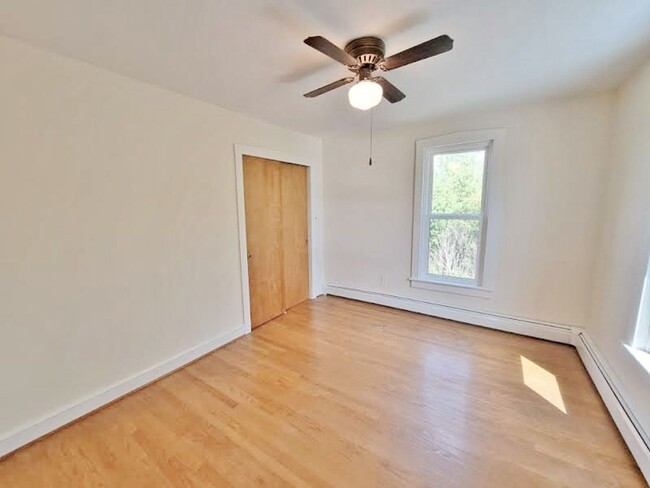 Building Photo - 3 Bed / 1-1/2 Bath Single Family w/2 Car G...
