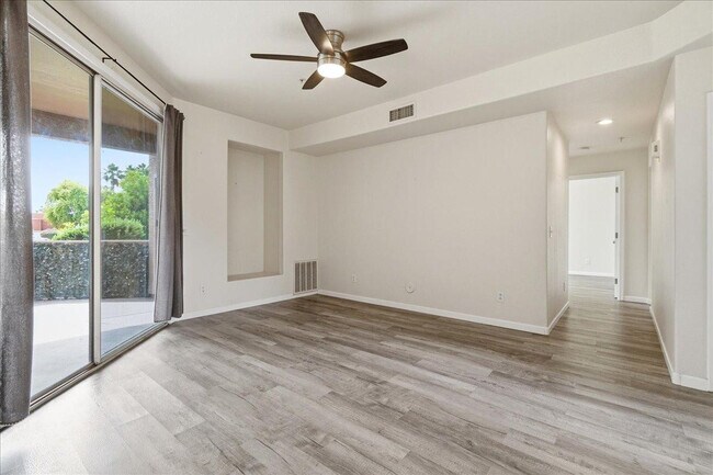 Building Photo - 1633 E Lakeside Dr