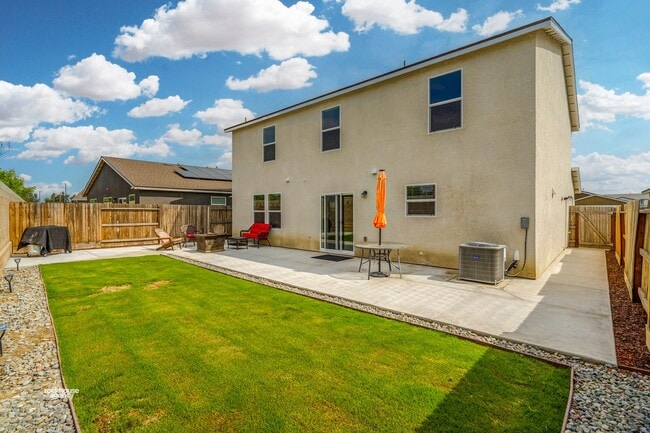 Building Photo - Multi-Generational Home!