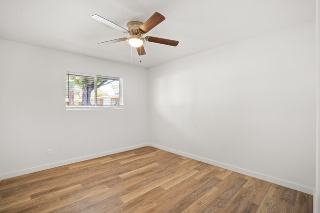 Building Photo - Beautiful 2 bedroom with private backyard