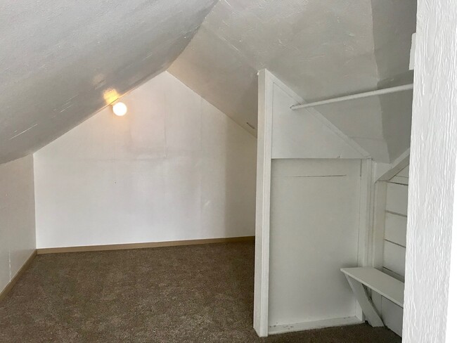 Building Photo - 2 bedroom 1 bath house with large loft and...