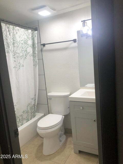 Building Photo - 2 Story Townhouse,  3 Bedroom, 1 Bathroom,...