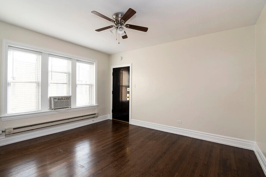 Building Photo - 3829 N Greenview Ave