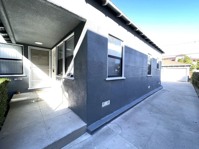 Building Photo - 4024-28 Lincoln