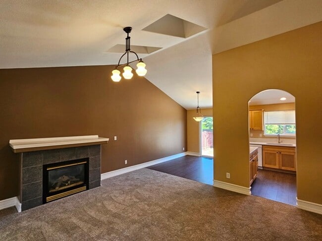 Building Photo - 3Bd/2Ba Single Story Home-Available to View!