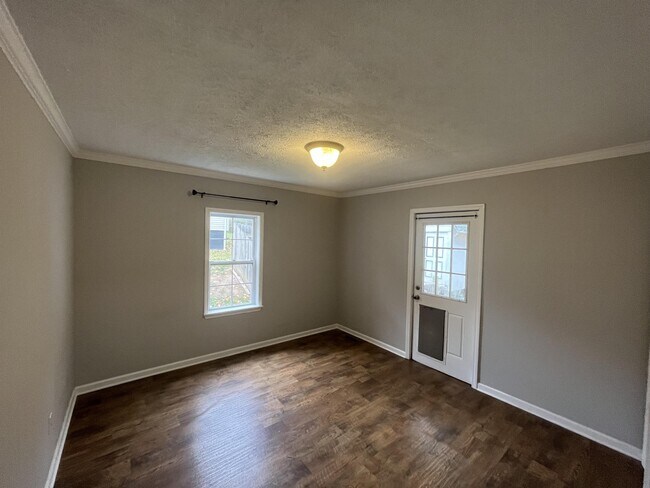 Building Photo - 306 Forest Hills Dr