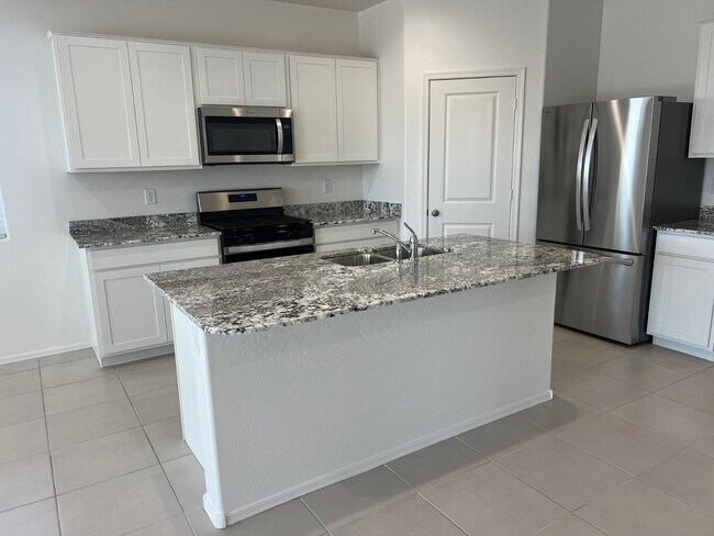 Building Photo - 15645 W Desert Hollow Dr