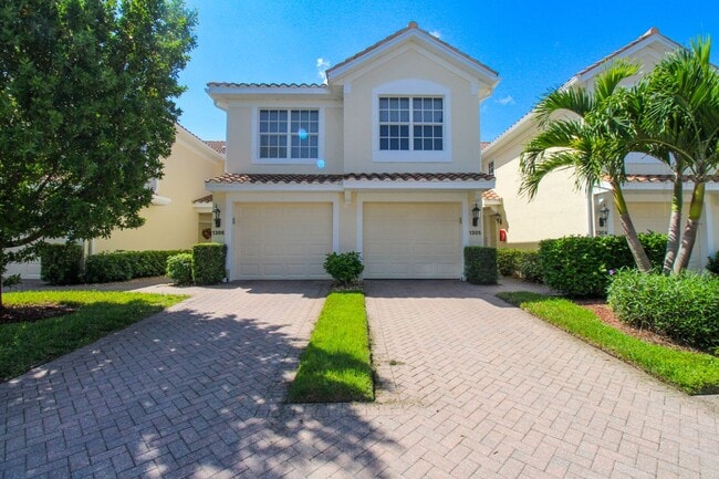 Building Photo - ** SPACIOUS 3 BED/2 BATH COACH HOME WITH T...