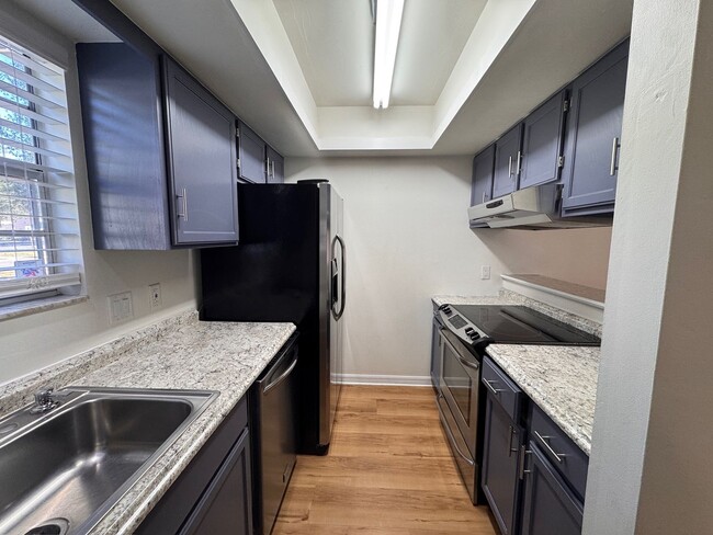 Building Photo - Spacious 2-bedroom, 1.5-bath end-unit townhouse in Carriage House