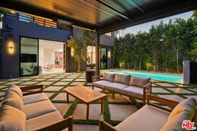 Building Photo - 1130 N Poinsettia Pl