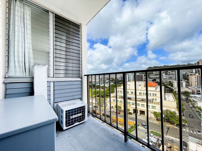 Building Photo - Centrally Located Honolulu Condo with Assigned Parking & A/C