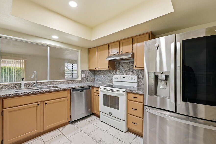 Building Photo - 4731 W Paradise Ln