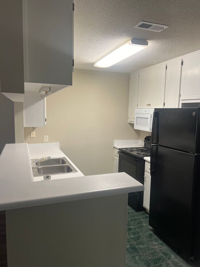 Building Photo - Available now-60 Woodfield Pl.  1/2 off th...