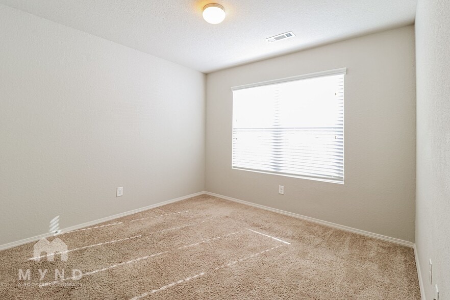 Building Photo - 942 Pinehurst Loop