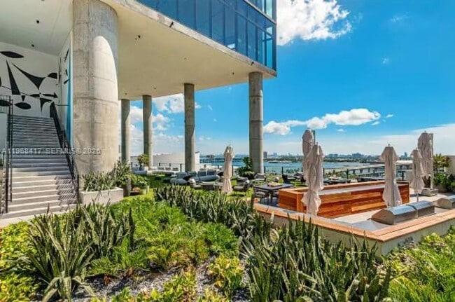 Building Photo - 398 NE 5th St