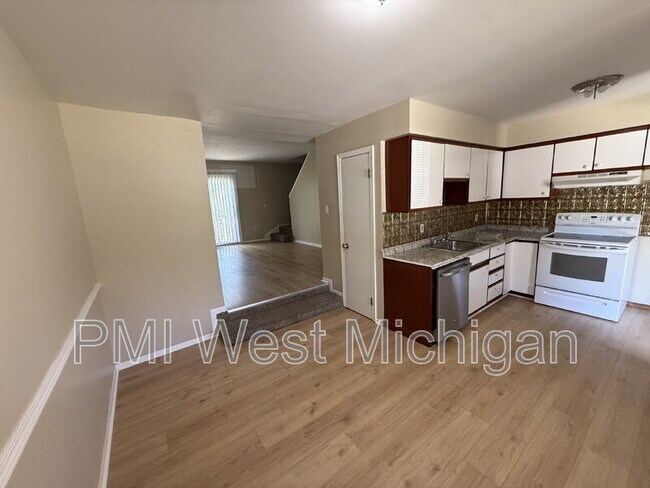 Building Photo - 6051 In the Pines Dr SE