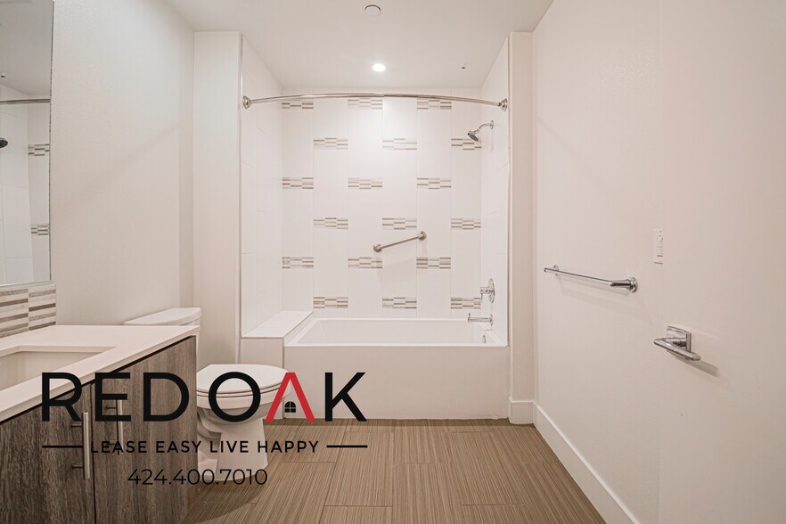 Building Photo - 1331 W 7th St