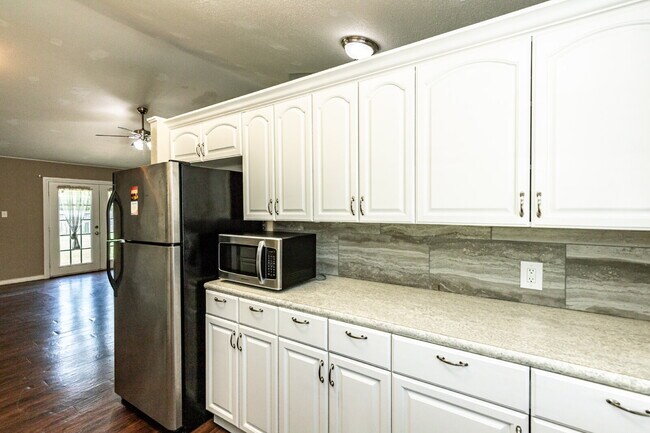 Building Photo - Sharp 3 Bedroom in LISD