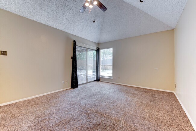 Building Photo - 1906 Woodhue Dr