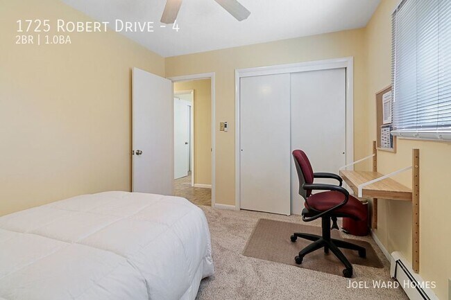 Building Photo - Two Bedroom Apt with Pool and Garage