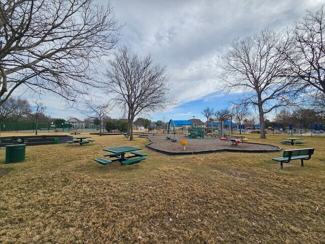 Building Photo - Available now ready for immediate move in  $500 off second month's rent move in special