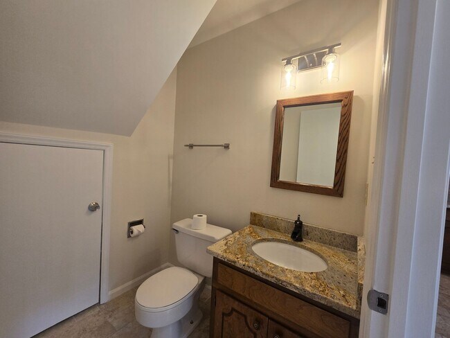 Building Photo - Meticulously Kept 2BR, 3BA Townhome with D...