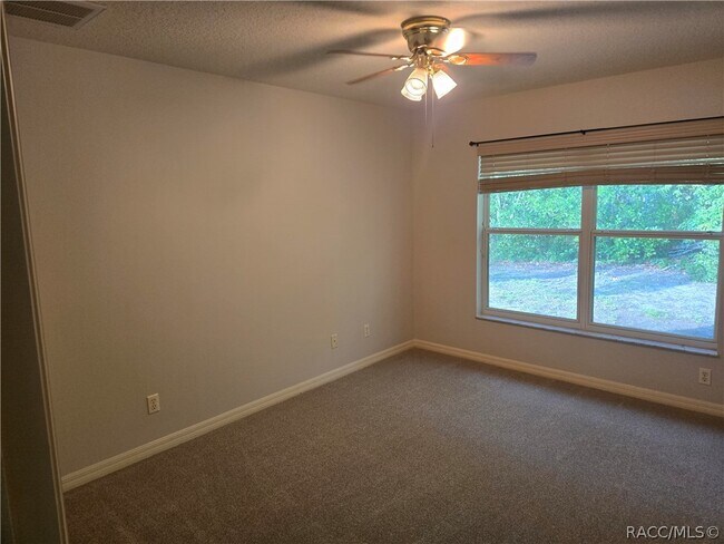 Building Photo - 14 Hollyhock Ct