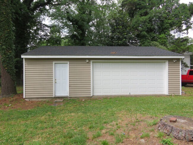 Building Photo - Brace yourself, because this Walnut Hill beauty doesn’t just turn heads — it demands a double-tak...