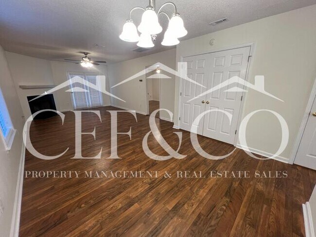 Building Photo - Lovely 2 bedroom 2 bathroom townhome now available.