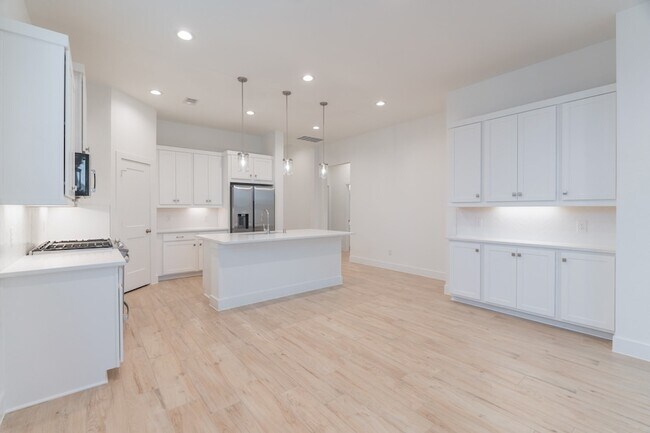 Building Photo - 10747 Pine Pink