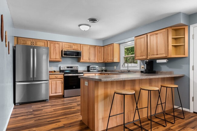 Building Photo - 733 W 4th St