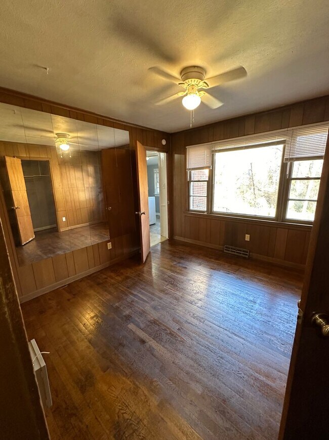 Building Photo - 3 bedroom house in Fulton Hill! Laundry, Central HVAC All electric, big fenced yard, hardwoods