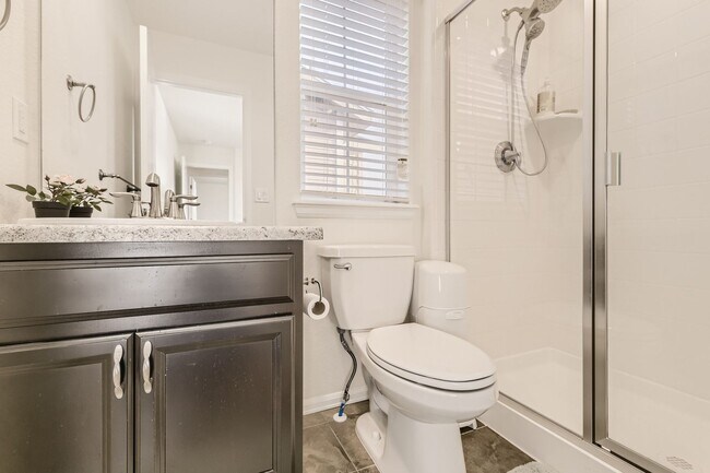 Building Photo - **** SPECIAL OFFER: 1 Month Rent FREE, if lease by July 1st week ****** Beautiful 4 bed, 4 bath h...