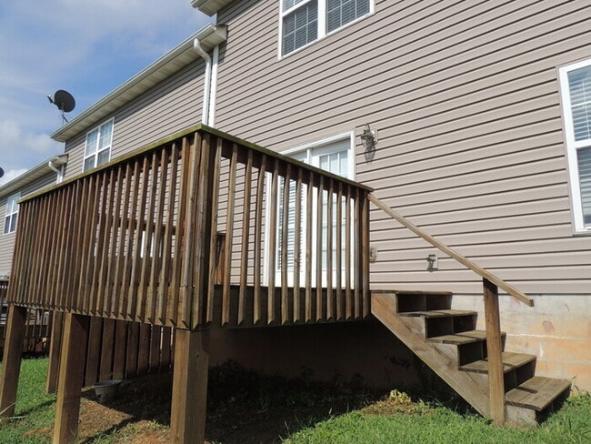 Building Photo - 3 bed, 2 bath, 2 car garage townhouse w/ bonus room in West Knoxville