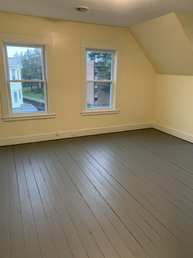 Building Photo - 47 Maywood St