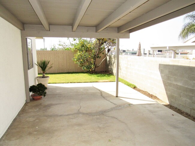 Building Photo - Spacious and Well Maintained 3 Bedroom 2 B...