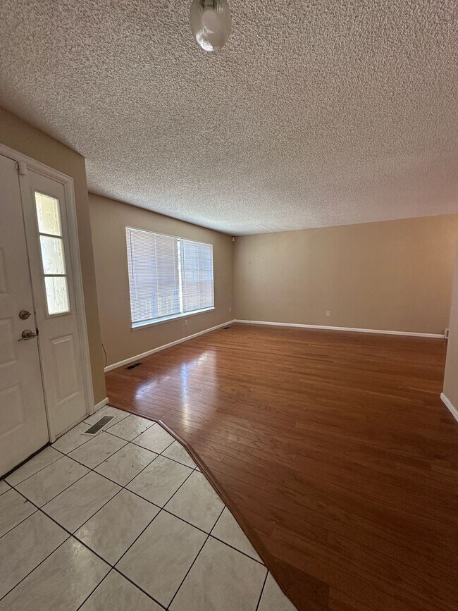 Building Photo - 5 bedroom 3 bathroom Sinlge Family House in Aurora