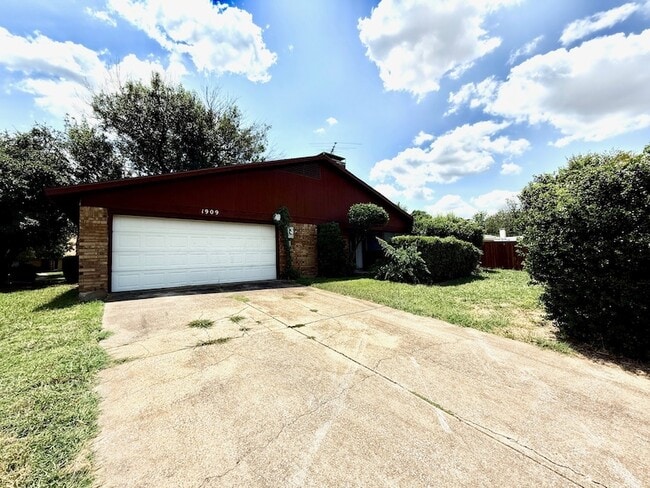 Building Photo - 1909 Forestdale Dr