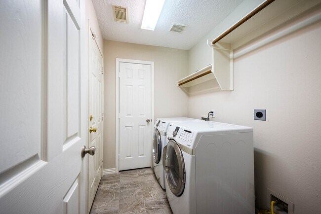 Building Photo - 3231 Pedernales Trails Ln