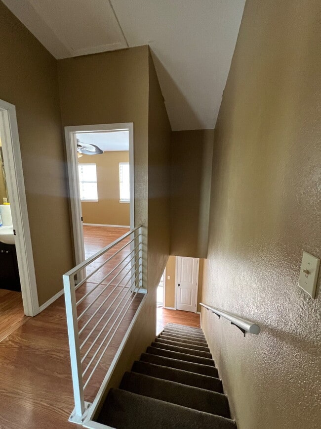 Building Photo - 2BR Prestine / Lakeview Townhouse