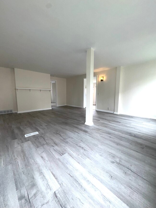 Building Photo - 567 N Walnut St