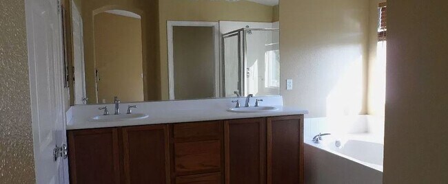 Building Photo - Lovely 4 Bed/3 Bath Home With A Bonus Room...