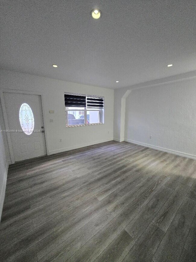 Building Photo - 1701 N Treasure Dr